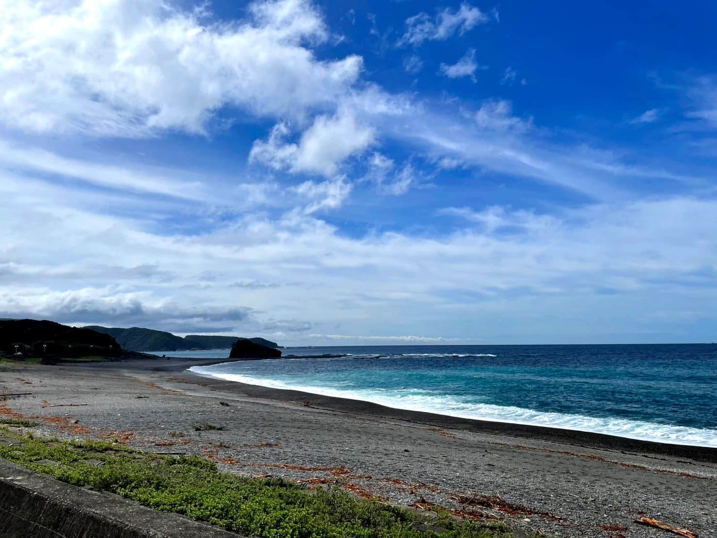 志原海岸の海岸線とベアーズロック